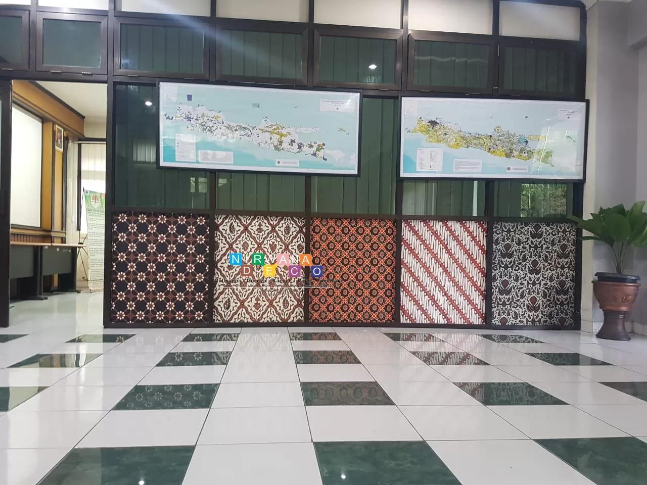 Pemasangan Wallpaper Di Jalan Ngeksigondo, Prenggan, Kotagede, Yogyakarta