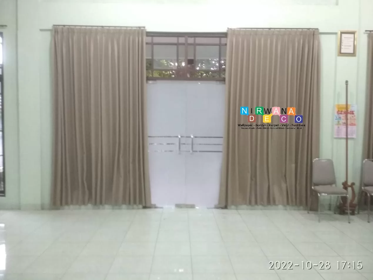 Pemasangan Gorden Di Kantor Kecamatan Depok