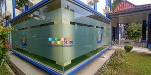Pemasangan Sticker Sandblast Di Kantor Loka Riset Mekanisasi Perikanan