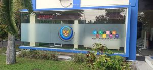 Pemasangan Sticker Sandblast Di Kantor Loka Riset Mekanisasi Perikanan