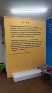 Pemasangan Wallpaper Custom Di Universitas Islam Indonesia