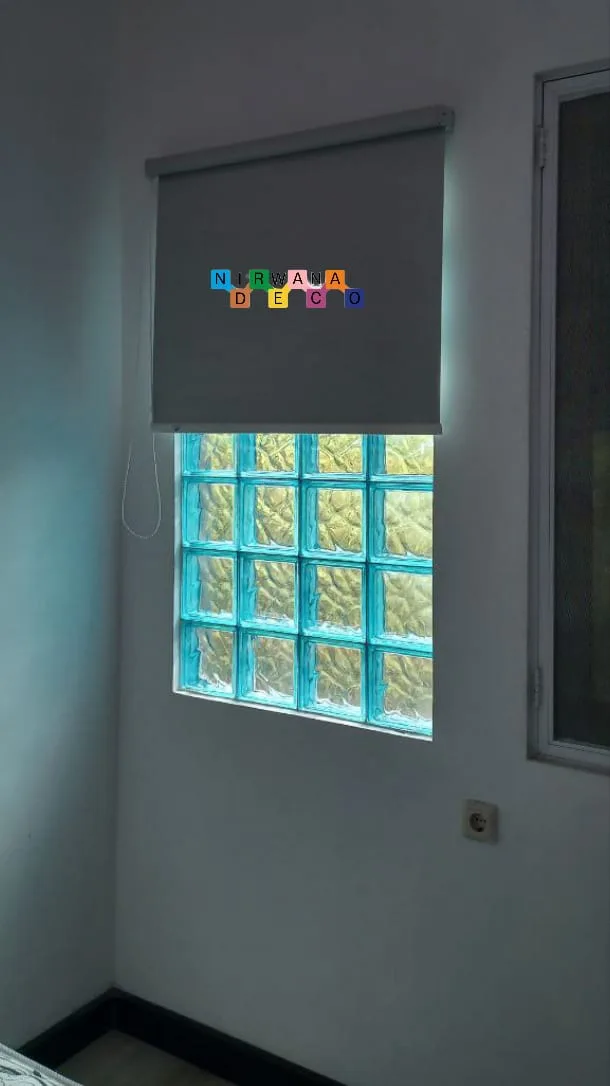 Pemasangan Roller Blinds Di Jalan Tambak