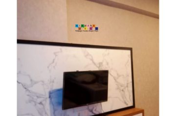 Wallpaper merupakan suatu trend dan bisa menjadi alternatif untuk menghias atau merubah suasana ruangan selain menggunakan cat dinding.