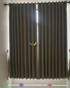 Tirai atau gorden adalah potongan kain atau tekstil yang digunakan untuk menghalangi cahaya. Oleh sebab itu, Gorden sering digantung di bagian dalam jendela suatu bangunan yang digunakan untuk Menghalangi masuknya cahaya, Menjaga privasi, Mengatur suhu ruangan, dan selain itu gorden juga biasa di jadikan untuk sekat ruangan.