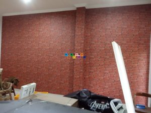 Pemasangan Wallpaper Di Tokone Gareng by Punokawan Group