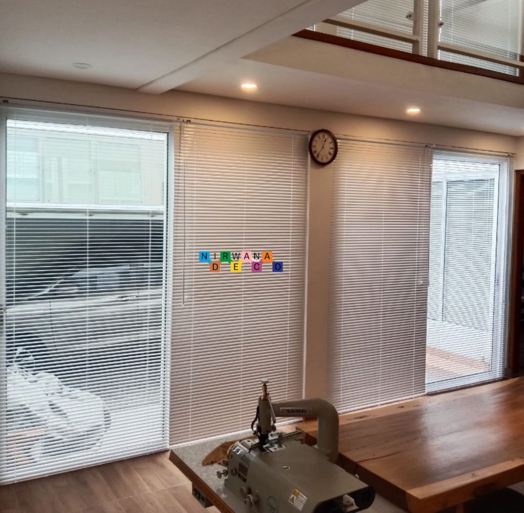  Horizontal blinds merupakan jenis tirai yang terrbuat dari bahan slat alumunium yang ringan dan anti karat
