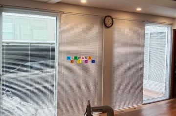  Horizontal blinds merupakan jenis tirai yang terrbuat dari bahan slat alumunium yang ringan dan anti karat