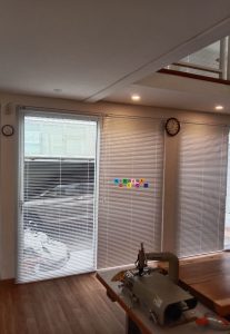 Horizontal blinds merupakan jenis tirai yang terrbuat dari bahan slat alumunium yang ringan dan anti karat