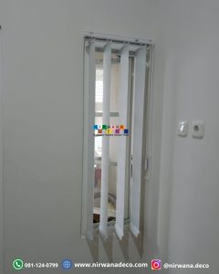 Vertical Blinds adalah penutup jendela dengan bentuk vertical yang berfungsi untuk mengatur cahaya masuk ke ruangan.