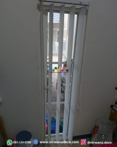 Vertical Blinds adalah penutup jendela dengan bentuk vertical yang berfungsi untuk mengatur cahaya masuk ke ruangan.