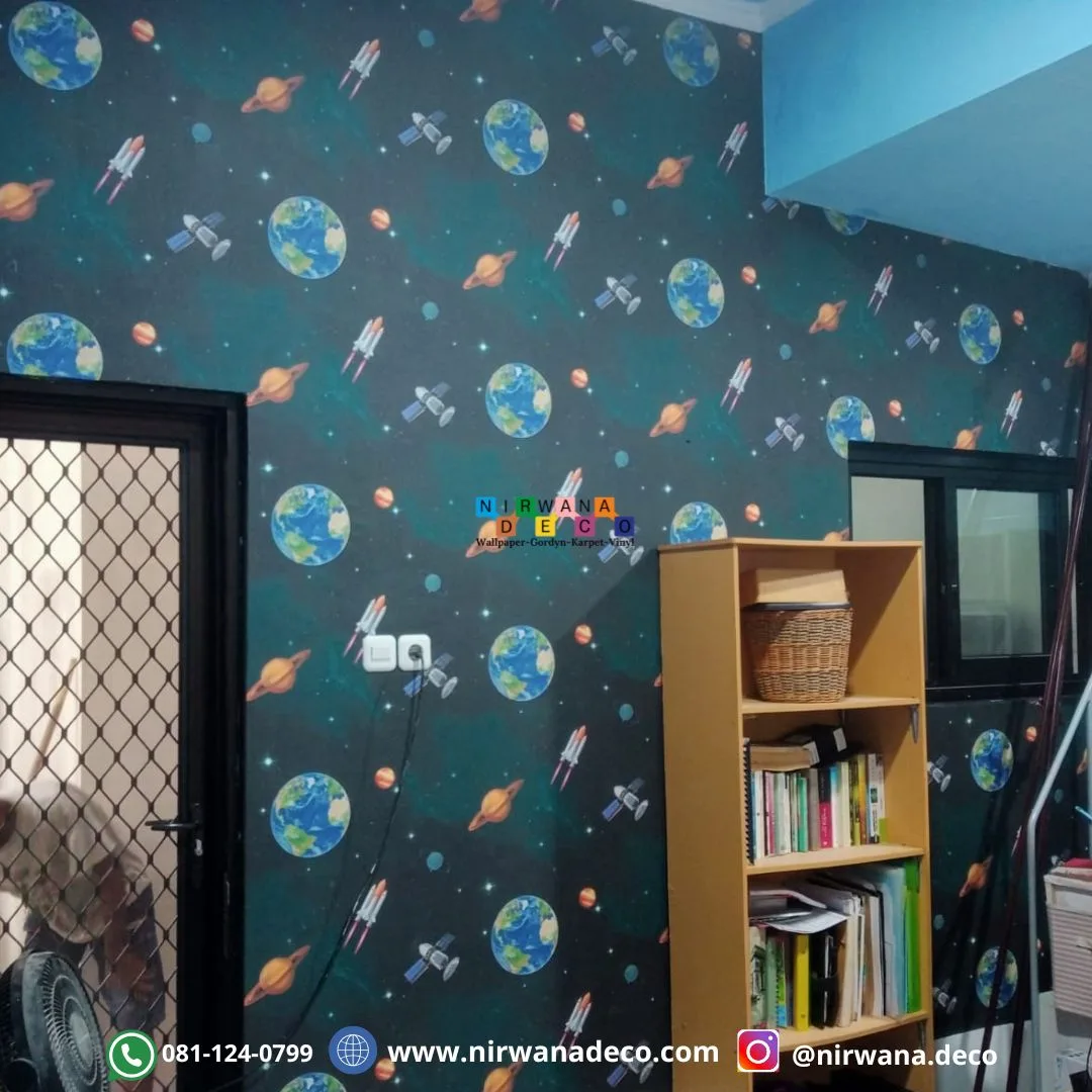Dekorasi dinding atau yang biasa disebut dengan wallpaper dinding merupakan dekorasi hiasan untuk dinding untuk ruangan agar terlihat lebih fresh. Wallpaper dinding ini cocok buat kamu yang yang ingin memberikan kesan yang hidup untuk ruangan. Kali ini Nirwana Deco melakukan pemasangan wallpaper di Benowo, Pakal Surabaya, Jawa Timur