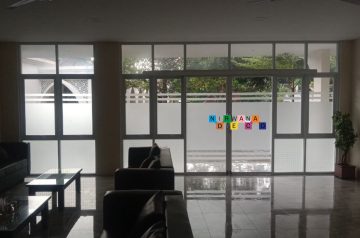 Sticker sandblast adalah salah satu jenis cutting sticker transparan yang berwarna keabuan dan permukaannya buram, sehingga kamu tidak bisa melihat ke sisi lainnya akibat tekstur permukaannya tersebut.