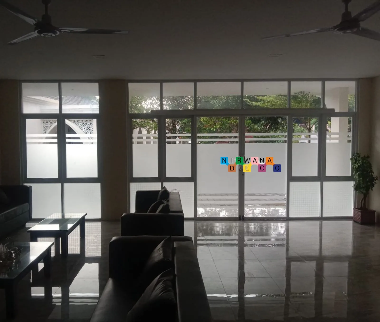 Sticker sandblast adalah salah satu jenis cutting sticker transparan yang berwarna keabuan dan permukaannya buram, sehingga kamu tidak bisa melihat ke sisi lainnya akibat tekstur permukaannya tersebut.