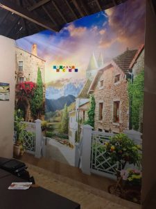 Pemasangan Wallpaper Custom Di Yayasan Kirap Arsyada