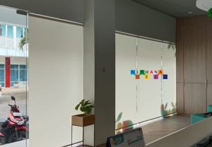 Pemasangan Roller Blinds Di CV Prospek Mitra Abadi