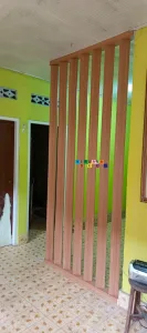 Pemasangan Kisi Kisi Di Ngampilan -  Kali ini Nirwana Deco melakukan pemasangan Kisi Kisi WPC Di Ngampilan, Yogyakarta. Kisi Kisi merupakan elemen intertiot yang berbahankan WPC yang di pasangkan secara berdiri atau vertical dengan jarak tertentu sehingga membentuk celah celah.