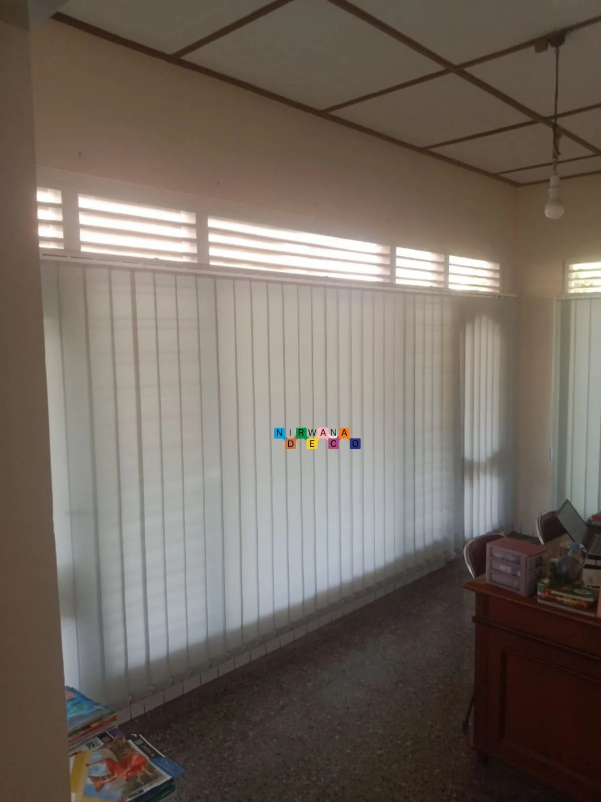 Pemasangan Vertical Blinds Di Penerbit Yudhistira - Vertical Blinds yaitu sebuah Tirai berbentuk vertical dengan ukuran custom yang berfungsi sebagai penutup jendela dan pengatur pencahayaan pada jendela yang masuk kedalam ruangan,bahan/kain terbuat dari bahan Polyester/Fiber glass dilapis dengan bahan khusus.