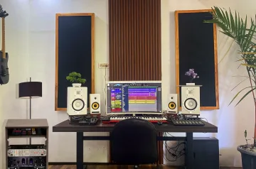 Pemasangan WPC di Studio Rhony Sudjiwo