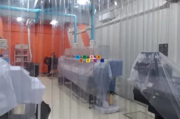 Pemasangan Tirai PVC Di Gelora Printing - Tirai PVC adalah strip plastik yang digunakan sebagai penghalang untuk mengendalikan suhu, debu, Dan kelembapan di berbagai ruangan. Tirai ini terbuat dari plastik PVC. Tirai ini biasanya di gunakan pada untuk gudang, resto, pabrik, dan rumah sakit.