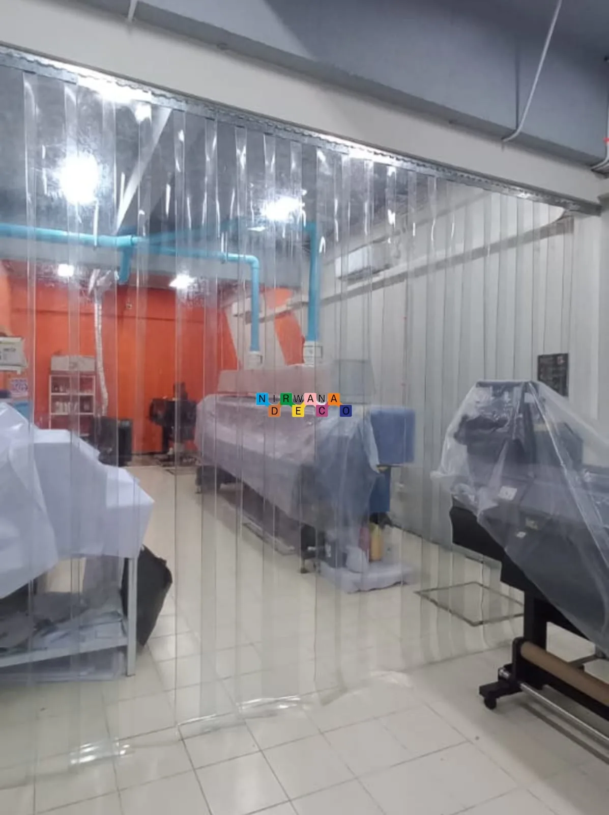 Pemasangan Tirai PVC Di Gelora Printing - Tirai PVC adalah strip plastik yang digunakan sebagai penghalang untuk mengendalikan suhu, debu, Dan kelembapan di berbagai ruangan. Tirai ini terbuat dari plastik PVC. Tirai ini biasanya di gunakan pada untuk gudang, resto, pabrik, dan rumah sakit.