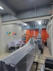 Pemasangan Tirai PVC Di Gelora Printing - Tirai PVC adalah strip plastik yang digunakan sebagai penghalang untuk mengendalikan suhu, debu, Dan kelembapan di berbagai ruangan. Tirai ini terbuat dari plastik PVC. Tirai ini biasanya di gunakan pada untuk gudang, resto, pabrik, dan rumah sakit.
