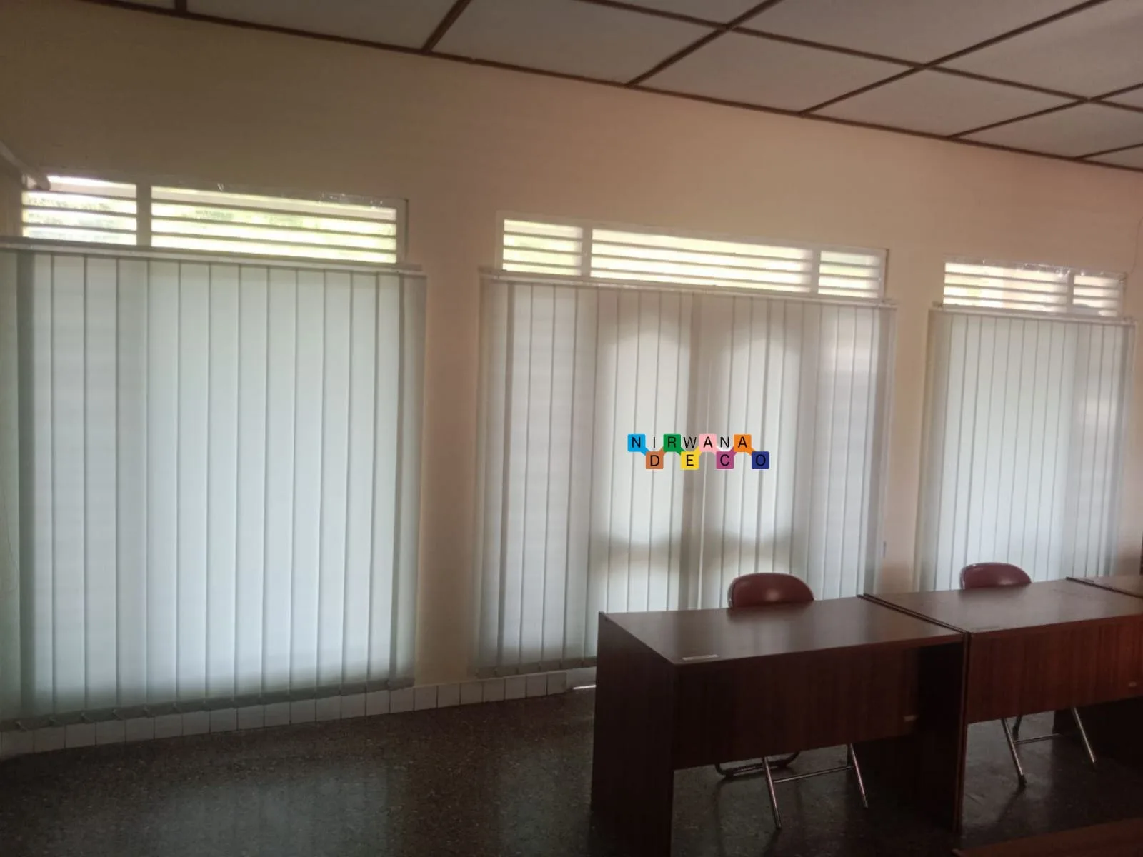 Pemasangan Vertical Blinds Di Percetakan Yudhistira - Vertical blinds adalah jenis blins yang biasanya digunakan untuk menutup dan mengatur masuknya sinar matahari ke dalam ruangan.