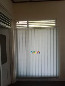 Pemasangan Vertical Blinds Di Percetakan Yudhistira - Vertical blinds adalah jenis blins yang biasanya digunakan untuk menutup dan mengatur masuknya sinar matahari ke dalam ruangan.