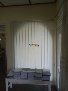 Pemasangan Vertical Blinds Di Percetakan Yudhistira - Vertical blinds adalah jenis blins yang biasanya digunakan untuk menutup dan mengatur masuknya sinar matahari ke dalam ruangan.