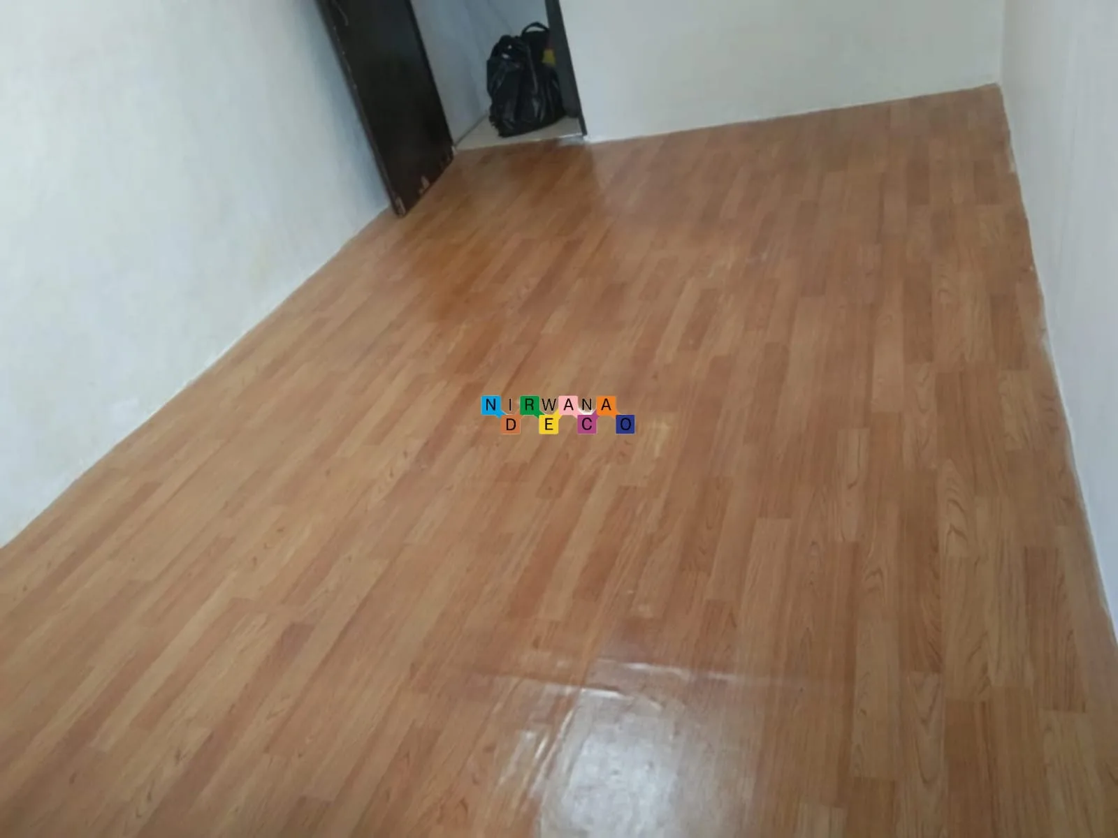 Pemasangan Vinyl Lantai Di Perum PPLH - Vinyl lantai adalah Jenis pelapis lantai yang terbuat dari bahan sintetis seperti bahan PVC yang memiliki berbagai motif dan warna, Vinyl lantai merupakan alternatif dari lantai keramik, granit, atau marmer.