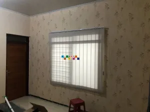 Pemasangan Vertical Blinds Di Jalan Kaliurang - Vertical blinds memiliki jenis tirai yang berbentuk vertical dalam menghalau cahaya matahari.