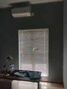 Pemasangan Horizontal Blinds Di Jalan Magelang - Horizontal Blind adalah salah satu dari jenis tirai yang paling populer di lingkungan masyarakat. Produk tirai seperti ini biasanya di pasangkan pada jendela ruang rumah.