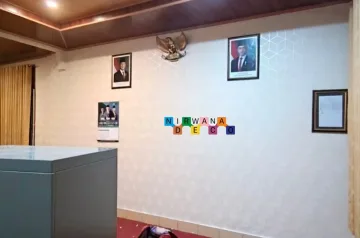 Pemasangan Wallpaper Di Kantor DPRD Bantul - Wallpaper dinding merupakan pelengkap dekorasi dinding yang di gunakan untuk menutupi dan menghiasi permukaan dinding, Memberikan pola dan warna pada ruangan. Kali ini Nirwana Deco kembali melakukan pemasangan di Kantor DPRD Bantul.