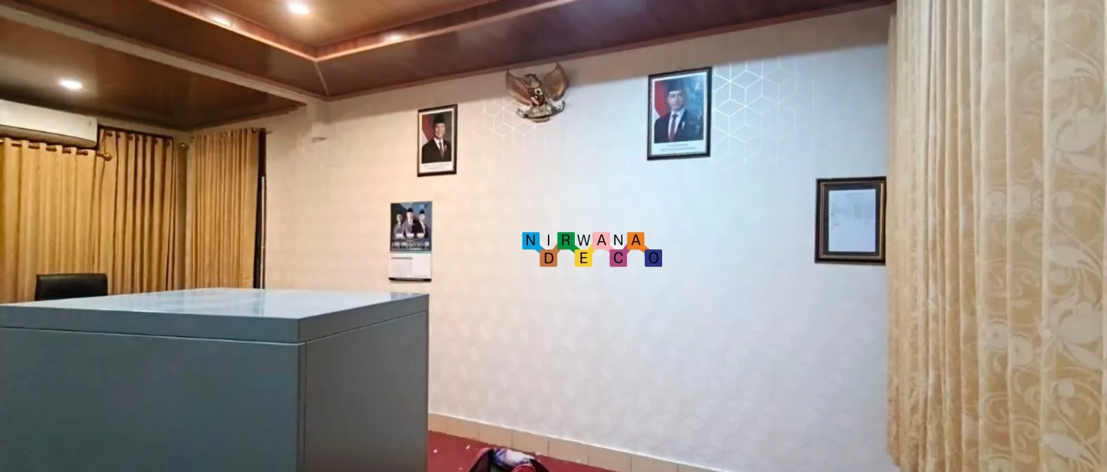 Pemasangan Wallpaper Di Kantor DPRD Bantul - Wallpaper dinding merupakan pelengkap dekorasi dinding yang di gunakan untuk menutupi dan menghiasi permukaan dinding, Memberikan pola dan warna pada ruangan. Kali ini Nirwana Deco kembali melakukan pemasangan di Kantor DPRD Bantul.
