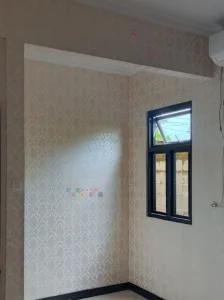 Pemasangan Wallpaper Di Jambidan - Wallpaper dinding merupakan material kertas dekoratif yang biasanya digunakan untuk menutupi permukaan dinding. Wallpaper ini memberikan kesan pola dan warna yang berbeda untuk dinding ruangan. Kali ini Nirwana Deco kembali melakukan pemasangan wallpaper di Jambidan, Bantul.