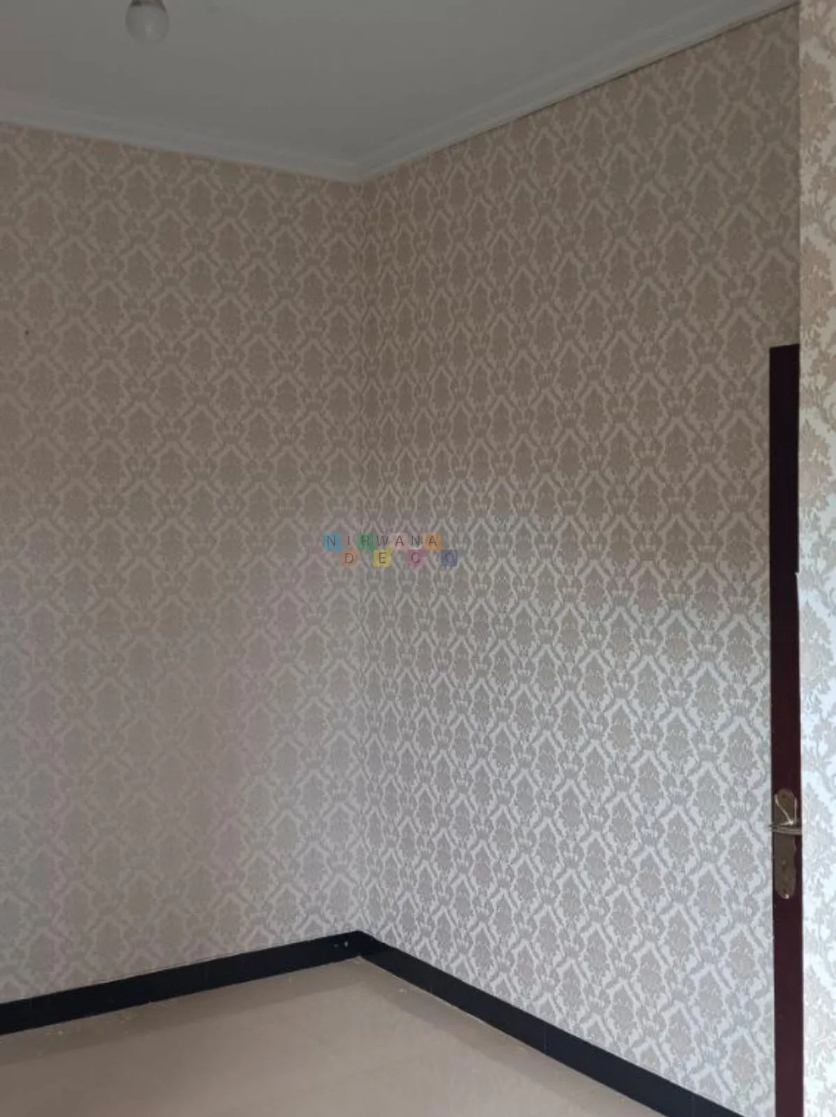 Pemasangan Wallpaper Di Jambidan - Wallpaper dinding merupakan material kertas dekoratif yang biasanya digunakan untuk menutupi permukaan dinding. Wallpaper ini memberikan kesan pola dan warna yang berbeda untuk dinding ruangan. Kali ini Nirwana Deco kembali melakukan pemasangan wallpaper di Jambidan, Bantul.