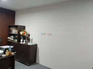 Pemasangan WPC Panel dan Wallpaper Di Jalan Wisma Tengger, Kandangan, Benowo, Surabaya, Jawa Timur