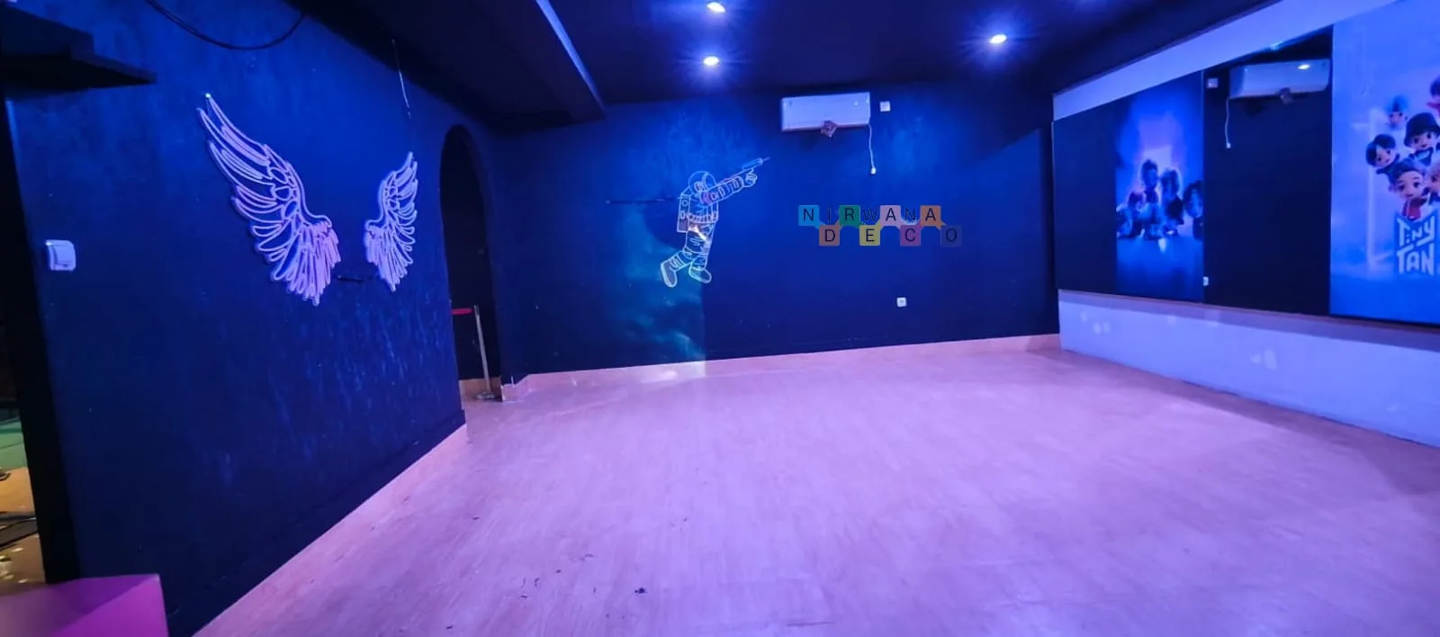 Pemasangan Wallpaper Di Roller Pop, Yogyakarta