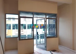 Pemasangan Wallpaper di Pengampon Square Surabaya