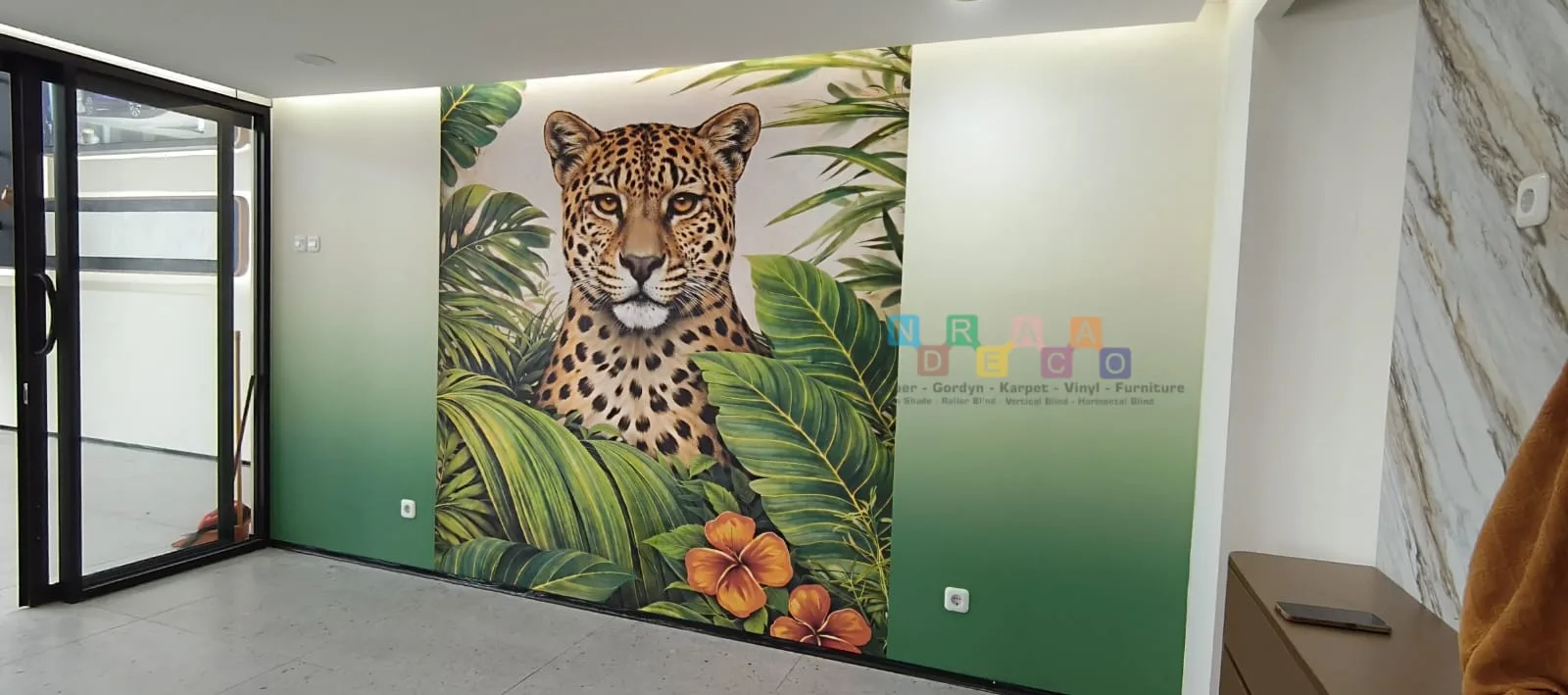 Proyek Pemasangan Wallpaper Custom Di Dealer Jaecoo, Yogyakarta