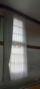 Pemasangan Gorden Di Gedung Pusat UGM, Depok, Sleman