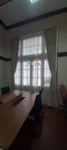 Pemasangan Gorden Di Gedung Pusat UGM, Depok, Sleman