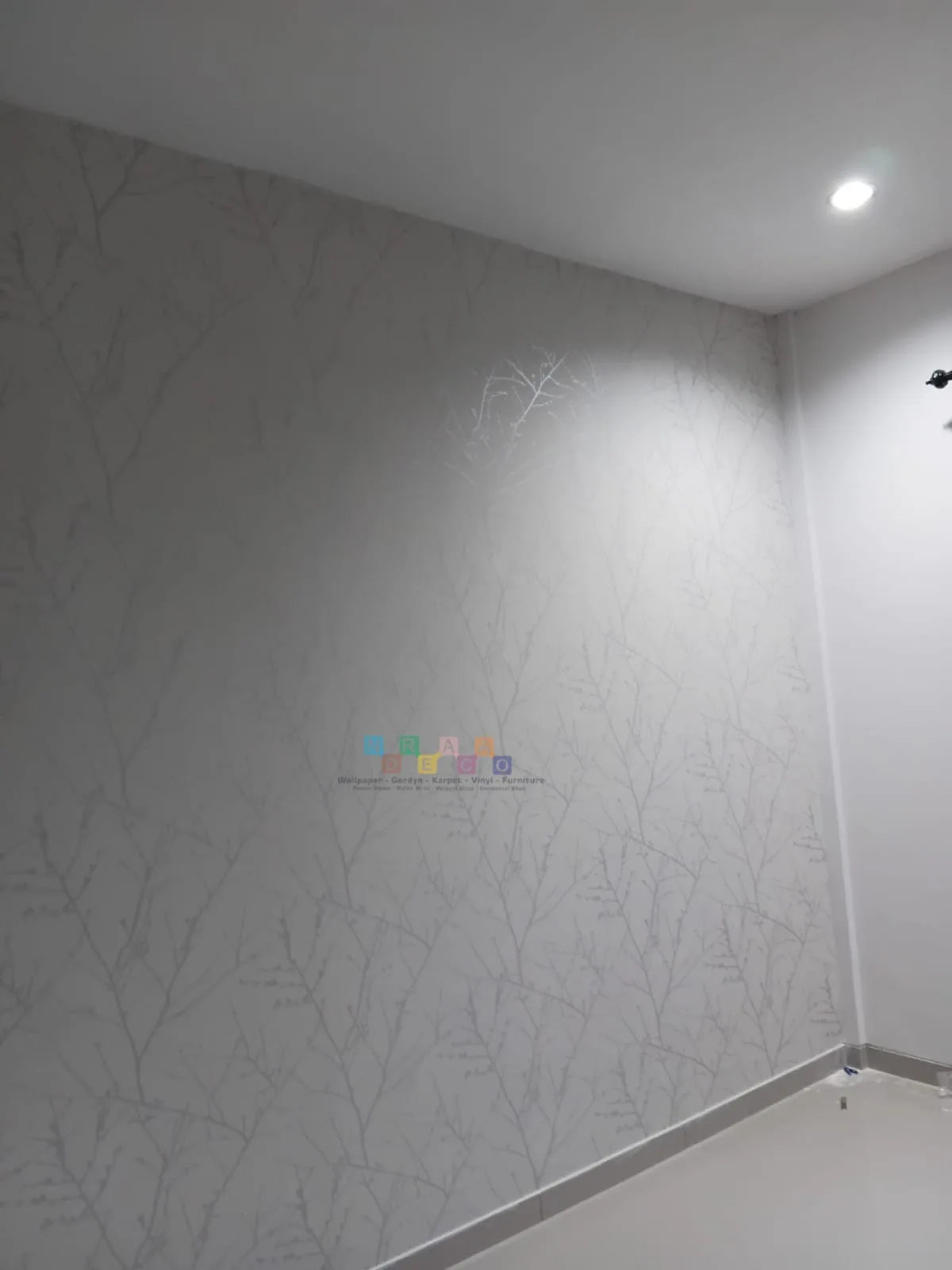 Proyek Pemasangan Wallpaper Di Griya Kost DN, Depok, Sleman