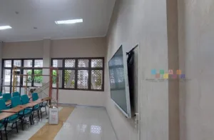 Proyek Pemasangan Wallpaper Di Universitas Gajah Mada, Yogyakarta